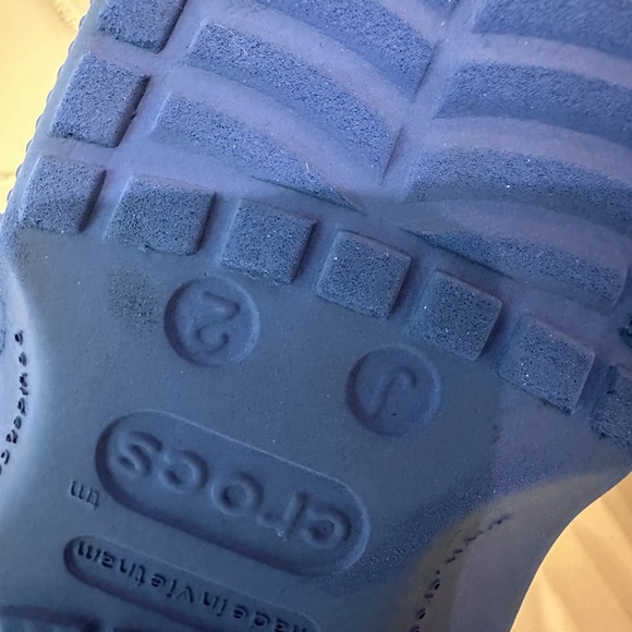 Crocs Classic Clogs Kids‎ J2 Black EUC - Picture 4 of 4